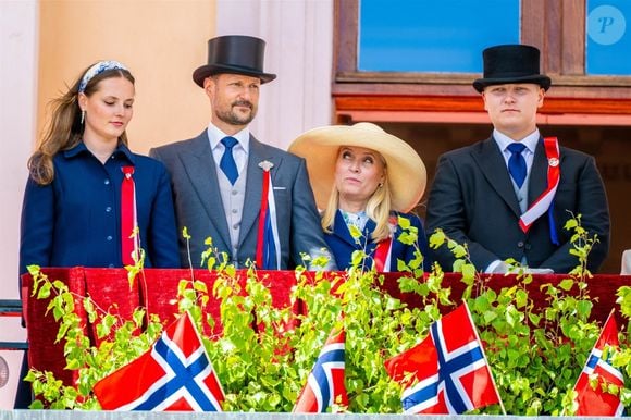 Oslo, NORVÈGE – Lors des célébrations de la Fête nationale de la Norvège le 17 mai 2025, la princesse héritière Mette-Marit (la princesse Mette-Marit de Norvège) et la princesse Ingrid Alexandra (la princesse Ingrid Alexandra de Norvège) saluent le public depuis le balcon du Palais royal à Oslo. Cet événement constitue un moment clé des festivités annuelles du pays. Backgrid USA / Bestimage
