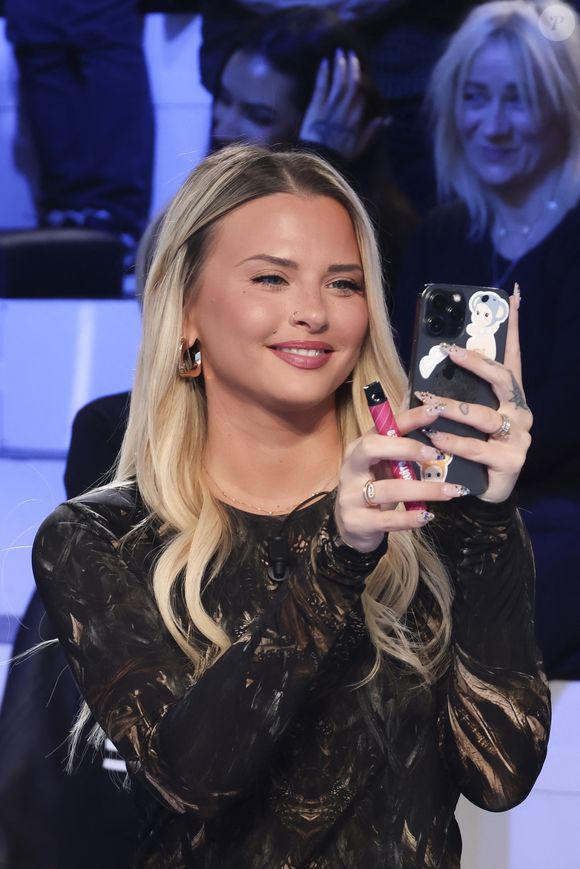 Exclusif - Kelly Vedovelli, sur le plateau de l’émission « TPMP » présentée par C.Hanouna et diffusée en direct sur C8, Paris, France, le 11 février 2025. © Jack Tribeca / Bestimage