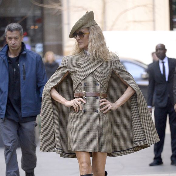 Celine Dion pose dans la rue New York le 5 mars 2020.