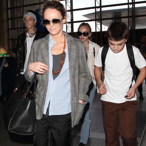 Et ses deux enfants Lily-Rose (1999) et Jack (2002) nés de ses amours passés avec Johnny Depp ont également travaillé avec elle pour l'enregistrer en studio comme elle l'a rappelé sur les ondes de "France Inter" ce jeudi 4 septembre 2025.

Vanessa Paradis arrive avec ses enfants Lily-Rose Depp et Jack Depp à l’aéroport de LAX à Los Angeles.  Le 21 mars 2016 (FAMEFLYNET / BESTIMAGE).