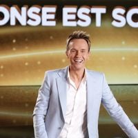 Cyril Féraud entouré d'une autre personnalité télé et d'un chanteur très populaire dans 100% Logique