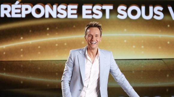 Cyril Féraud entouré d'une autre personnalité télé et d'un chanteur très populaire dans 100% Logique