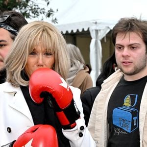 Clôture de l'opération de collecte de fonds "Pièces Jaunes", destinée à améliorer la vie des enfants hospitalisés, au Jardin Albert 1er, à Nice, France, le 7 février  2025, en présence de la Première dame française, Brigitte Macron, la présidente de la Fondation Hôpitaux de Paris-Hôpitaux de France, du sélectionneur de l'équipe de France de football, Didier Deschamps le parrain de l'opération Pièces Jaunes, de Christian Estrosi, le maire de Nice, sa femme, Laura Tenoudji Estrosi, d'Anne Barrère, la vice-présidente de la Fondation Hôpitaux de Paris-Hôpitaux de France, Philippe Wahl, le président-directeur général du Groupe La Poste, de José Cobos, ancien capitaine de l'OGC Nice et conseiller municipal de la ville de Nice délégué à l'évènementiel sportif, et du compositeur du morceau caritatif "Les P'tits Soleils", l'hymne des Pièces Jaunes, John Mamann. Ce titre a été chanté sur la scène par Eugie, Sab, Julien Esmée, Vernis Rouge... et les personnalités. Mme Macron et Didier Deschamps ont fait, comme à leur habitude, le tour des diffèrents stands des associations et des partenaires, comme Carrefour, la Fondrtion Lenval, le CHU, la Poste et la Banque de France où ils ont fait la pesée des pièces jaunes... mais l'arrêt le plus surprenant fut sur le stand du Nice Azur Boxe où le coach des Bleus et Mme Macron n'ont pas hésité à mettre les gants pour quelques échanges avec les boxeurs présents.  © Bruno Bebert/Bestimage