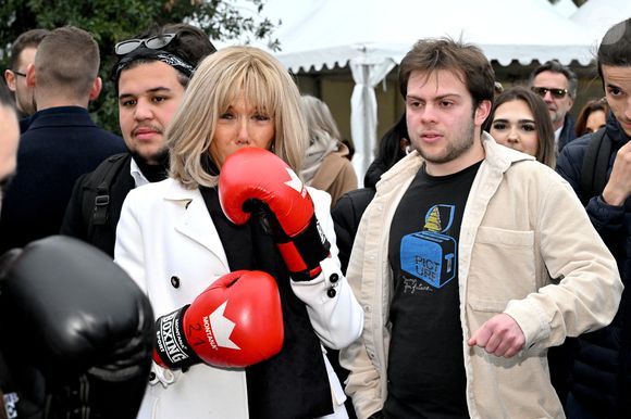 Clôture de l'opération de collecte de fonds "Pièces Jaunes", destinée à améliorer la vie des enfants hospitalisés, au Jardin Albert 1er, à Nice, France, le 7 février  2025, en présence de la Première dame française, Brigitte Macron, la présidente de la Fondation Hôpitaux de Paris-Hôpitaux de France, du sélectionneur de l'équipe de France de football, Didier Deschamps le parrain de l'opération Pièces Jaunes, de Christian Estrosi, le maire de Nice, sa femme, Laura Tenoudji Estrosi, d'Anne Barrère, la vice-présidente de la Fondation Hôpitaux de Paris-Hôpitaux de France, Philippe Wahl, le président-directeur général du Groupe La Poste, de José Cobos, ancien capitaine de l'OGC Nice et conseiller municipal de la ville de Nice délégué à l'évènementiel sportif, et du compositeur du morceau caritatif "Les P'tits Soleils", l'hymne des Pièces Jaunes, John Mamann. Ce titre a été chanté sur la scène par Eugie, Sab, Julien Esmée, Vernis Rouge... et les personnalités. Mme Macron et Didier Deschamps ont fait, comme à leur habitude, le tour des diffèrents stands des associations et des partenaires, comme Carrefour, la Fondrtion Lenval, le CHU, la Poste et la Banque de France où ils ont fait la pesée des pièces jaunes... mais l'arrêt le plus surprenant fut sur le stand du Nice Azur Boxe où le coach des Bleus et Mme Macron n'ont pas hésité à mettre les gants pour quelques échanges avec les boxeurs présents.  © Bruno Bebert/Bestimage
