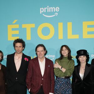 Lou de Laâge (enceinte), Luke Kirby, Daniel Palladino, Charlotte Gainsbourg, Amy Sherman-Palladino et Gideon Glick à la première de la série "Etoile" de Prime Video à la Galerie Bourbon à Paris le 23 avril 2025.

© Coadic Guirec / Bestimage
