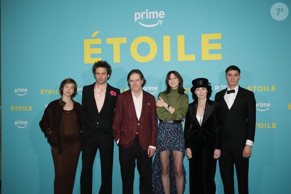Lou de Laâge (enceinte), Luke Kirby, Daniel Palladino, Charlotte Gainsbourg, Amy Sherman-Palladino et Gideon Glick à la première de la série "Etoile" de Prime Video à la Galerie Bourbon à Paris le 23 avril 2025.

© Coadic Guirec / Bestimage