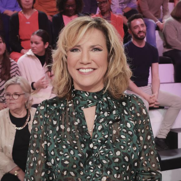 "Je ne savais pas que le sol serait noir et je n'avais pas visité le décor avant. On m’a proposé de faire un plus grand trou pour que je vois mieux mais ça n’avait pas de sens, ça abîmait la tête du Lynx et son regard était tellement beau, je ne voulais pas".

Exclusif -  Natacha Amal - Sur le plateau de l’émission "TPMP People" présentée par M.Delormeau et diffusée le 18 février 2023 - © Jack Tribeca / Bestimage