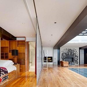 Info - Gérard Depardieu a vendu son hôtel particulier à Paris. Initialement affiché autour de 50 millions d'euros, il a finalement été cédé pour 22,6 millions d'euros à un acquéreur britannique - BI - No Credit - L'hôtel particulier de Gerard Depardieu en plein cœur de Saint-Germain-des-Pres est en vente le 12 Decembre 2012. "Propriete de 1800 m² habitables comprenant l'hotel de Chambon construit au XIXe siècle, inscrit aux Monuments historiques, agrementee d'un jardin et de terrasses. De l'autre cote du jardin, un second batiment de type loft, eclaire par un puits de lumière, superbe pièce d'architecture et de design [...] Ascenseur, balcon, piscine, cuisine equipee ", indique l'annonce. Sans preciser le montant demande... Selon nos informations, Depardieu aurait pris la decision de s'en separer voilà tout juste trois mois. Quant au prix, il se situerait aux environs de 50 M€ ! C'est en 2003 que l'acteur a acquis l'hôtel de Chambon, construit en 1820 pour le baron du meme nom. Il avait alors déposé un permis de construire afin de le renover et d'y installer les bureaux de sa société DD Productions. Il projetait aussi d'y emmenager des appartements pour recevoir ses amis.