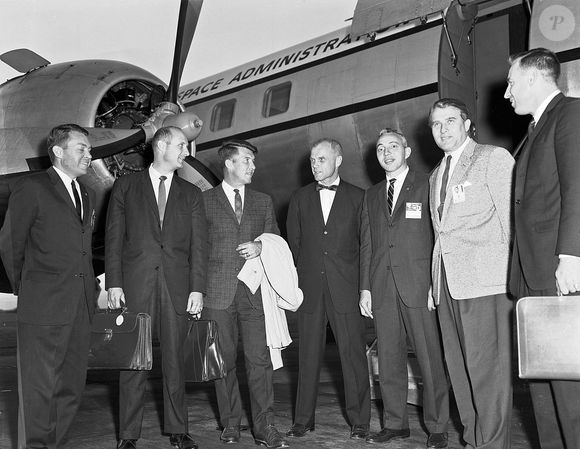 "Houston, nous avons un problème", a-t-il déclaré lors de l’incident, une phrase devenue emblématique.

Les fonctionnaires du siège de la NASA et les astronautes rencontraient souvent le Dr Wernher von Braun à Huntsville, en Alabama. Cette photo a été prise en septembre 1962 lors d'une de ces visites. De gauche à droite, Elliot See, Tom Stafford, Wally Schirra, John Glenn, Brainerd Holmes, le Dr von Braun et Jim Lovell. Photo par NASA via CNP/ABACAPRESS.COM