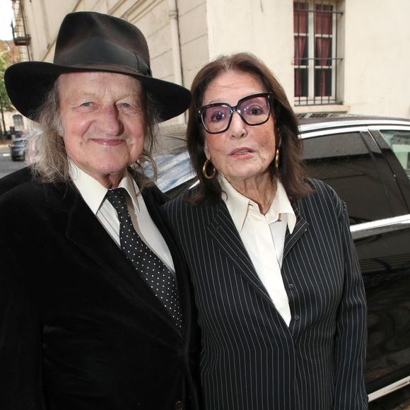 Exclusif - Nana Mouskouri et son mari André Chapelle - N. Mouskouri assiste à la pièce de théâtre "Quand je serai grand, je serai Nana Mouskouri" au studio Hébertot à Paris le 18 Septembre 2023. 
 © Bertrand Rindoff / Bestimage