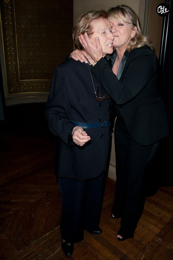 Charlotte de Turckheim et Françoise de Turckheim assistant à la 16e édition de la « Cérémonie des Lumières », qui s'est tenue à l'Hôtel de Ville de Paris, en France, le 14 janvier 2011. Photo de Nicolas Genin/ABACAPRESS.COM