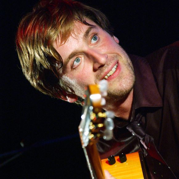 Le chanteur français Thomas Dutronc (fils des chanteurs français Jacques Dutronc et Françoise Hardy) se produit avec son groupe 'Thomas Dutronc et les Esprits Manouches' au 'Café de la Danse' à Paris, France, le 14 octobre 2006. Photo by Nicolas Khayat/ABACAPRESS.COM