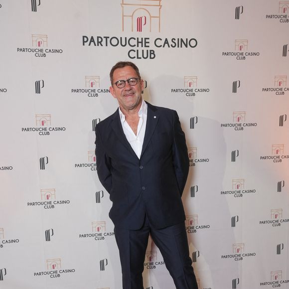 Cette formule comprend une entrée, un plat et un dessert inspirés de son univers culinaire.

Michel Sarran - Inauguration du Partouche Casino Club, 10 avenue de la Grande Armée à Paris le 11 mai 2026. © Anne-Sophie Guebey /Bestimage