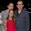 "J’ai beaucoup voyagé. (…) Et à un moment donné, je me suis dit : 'Merde, il faut que je voie mes gosses, il faut que je sois avec eux'", a ensuite ajouté l'acteur
Dany Boon (réalisateur du film) avec sa fille Sarah qu’il a fait jouer dans le film et son fils Eytan - Avant-première du film "La Vie pour de vrai" au cinéma Pathé Wepler à Paris le 18 avril 2023. © Bertrand Rindoff / Bestimage