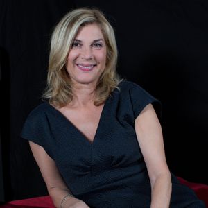 Exclusif - Michèle Laroque - Studio - Spectacle "Elles se croient toutes Joly" en hommage à Sylvie Joly, mis en scène par Pierre Palmade, au théâtre de Paris dans le 9ème arrondissement à Paris, le 26 octobre 2015, qui sera diffusé le 15 janvier 2016 sur France 3. Les comédiennes et humoristes Anémone, Anne-Elisabeth Blateau, Carole Bouquet, Catherine Hiegel, Valérie Karsenti, Michèle Laroque, Valérie Lemercier, Valérie Mairesse, Claire Nadeau, Muriel Robin, Mathilde Vitry et le comédien Alex Lutz ont interprété les sketches les plus célèbres de Sylvie Joly au cours  d'une soirée de gala au profit de l'association "France Parkinson".
© Dominique Jacovides - Romuald Meigneux / Bestimage