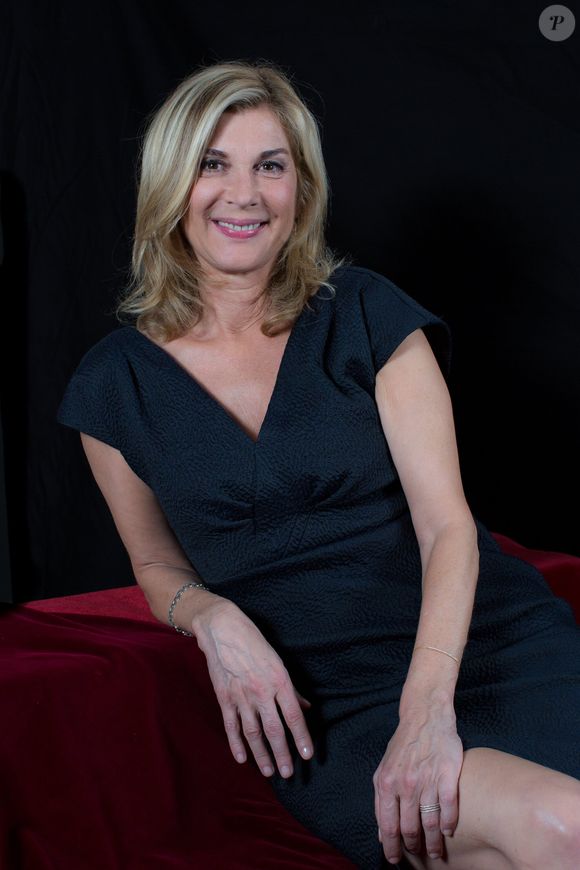 Exclusif - Michèle Laroque - Studio - Spectacle "Elles se croient toutes Joly" en hommage à Sylvie Joly, mis en scène par Pierre Palmade, au théâtre de Paris dans le 9ème arrondissement à Paris, le 26 octobre 2015, qui sera diffusé le 15 janvier 2016 sur France 3. Les comédiennes et humoristes Anémone, Anne-Elisabeth Blateau, Carole Bouquet, Catherine Hiegel, Valérie Karsenti, Michèle Laroque, Valérie Lemercier, Valérie Mairesse, Claire Nadeau, Muriel Robin, Mathilde Vitry et le comédien Alex Lutz ont interprété les sketches les plus célèbres de Sylvie Joly au cours  d'une soirée de gala au profit de l'association "France Parkinson".
© Dominique Jacovides - Romuald Meigneux / Bestimage