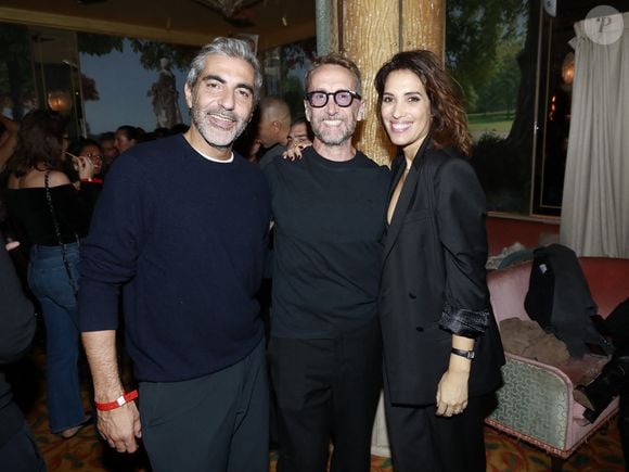 Exclusif - Ary Abittan, Philippe Caverivière et Laurie Cholewa aux Jardins du Presbourg à Paris, le 6 novembre 2025.

Photo : Marc Ausset-Lacroix / Bestimage