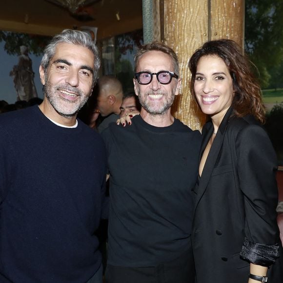 Exclusif - Ary Abittan, Philippe Caverivière et Laurie Cholewa aux Jardins du Presbourg à Paris, le 6 novembre 2025.

Photo : Marc Ausset-Lacroix / Bestimage