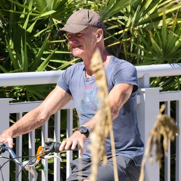 EXCLUSIF Miami, FL Le chanteur britannique Sting, âgé de 74 ans, a été aperçu en train de profiter de son samedi pour faire du vélo sous le soleil de Miami, en Floride. Backgrid USA / Bestimage