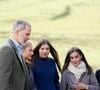 Une manière très astucieuse pour la maman des princesses Leonor et Sofia d’Espagne de soutenir la cause féministe.
Le roi Felipe VI, la reine Letizia, l'infante Leonor, la princesse Sofia - La famille royale d'Espagne lors de la cérémonie de remise des prix pour la ville exemplaire des Asturies 2024 à Sotres. Le 26 octobre 2024