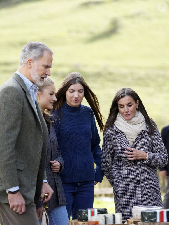 Une manière très astucieuse pour la maman des princesses Leonor et Sofia d’Espagne de soutenir la cause féministe. 

Le roi Felipe VI, la reine Letizia, l'infante Leonor, la princesse Sofia - La famille royale d'Espagne lors de la cérémonie de remise des prix pour la ville exemplaire des Asturies 2024 à Sotres. Le 26 octobre 2024