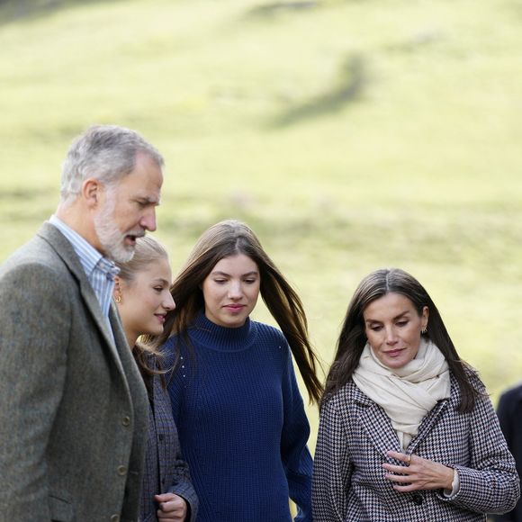 Une manière très astucieuse pour la maman des princesses Leonor et Sofia d’Espagne de soutenir la cause féministe. 

Le roi Felipe VI, la reine Letizia, l'infante Leonor, la princesse Sofia - La famille royale d'Espagne lors de la cérémonie de remise des prix pour la ville exemplaire des Asturies 2024 à Sotres. Le 26 octobre 2024