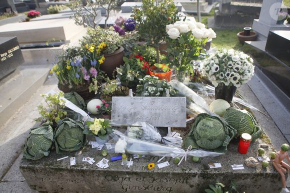 Illustration de la tombe de Serge Gainsbourg au cimetière du Montparnasse dans le 14ème arrondissement de Paris lors du 30ème anniversaire de sa mort, à Paris, France, le 2 mars 2021. © Christophe Clovis/Bestimage