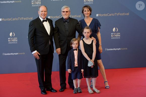 Le prince Albert II de Monaco, Tchéky Karyo, Valérie Kéruzoré et leurs enfants lors du photocall de la cérémonie des Nymphes d'Or du 60ème festival de télévision de Monte Carlo au Grimaldi Forum à Monaco le 22 juin 2021.Cette année, beaucoup de lauréats seront présents en hologramme à cause des restrictions sanitaires

© Bruno Bebert / Bestimage