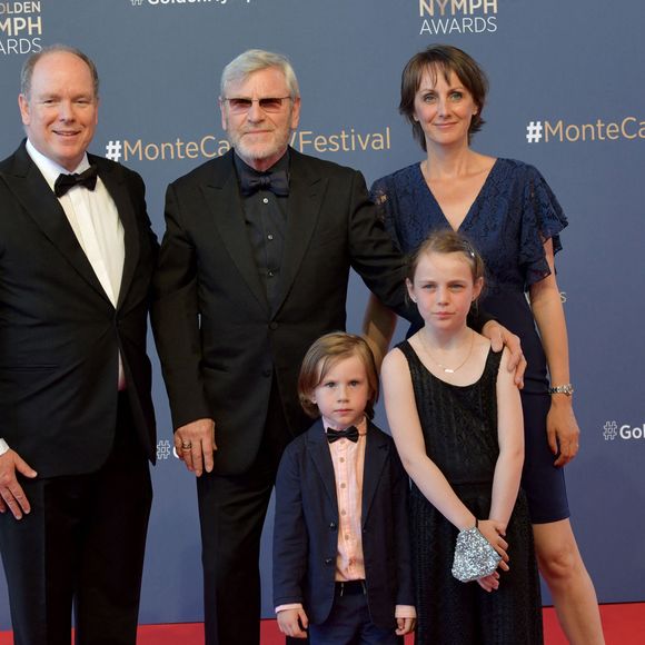 Le prince Albert II de Monaco, Tchéky Karyo, Valérie Kéruzoré et leurs enfants lors du photocall de la cérémonie des Nymphes d'Or du 60ème festival de télévision de Monte Carlo au Grimaldi Forum à Monaco le 22 juin 2021.Cette année, beaucoup de lauréats seront présents en hologramme à cause des restrictions sanitaires

© Bruno Bebert / Bestimage