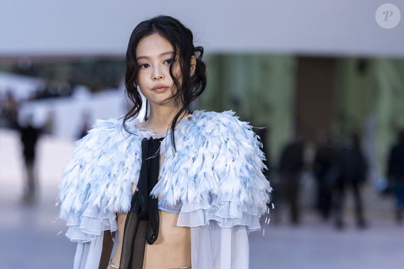 Pour passer inaperçus, ils préfèrent d'ailleurs même se tenir quelques mètres plus haut qu'en front row.


Jennie Kim au défilé Chanel au Grand Palais, "Collection Haute Couture Printemps/Eté 2025" lors de la Fashion Week de Paris (PFW), le 28 janvier 2025. 
© Olivier Borde / Bestimage