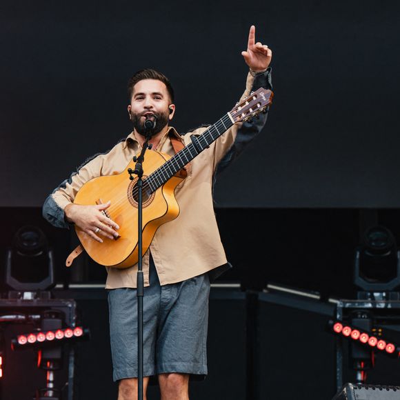 Mais il n'oublie pas d'adresser quelques gentils mots à ses fans : "J’aurais tellement aimé vous voir. Je me repose et je vous embrasse fort."

Kendji Girac - Les artistes sur la scène du V and B Fest' à Château-Gontier sur Mayenne le 21 août 2025

© Alexandre Fumeron / Afterdepth / Bestimage