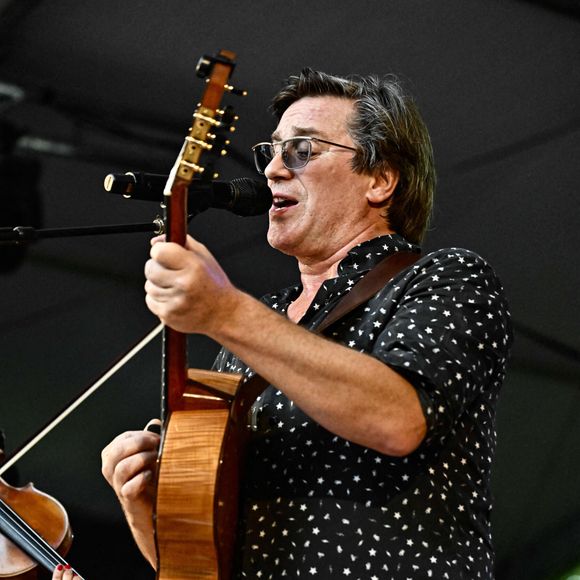 Le chanteur prépare deux projets pour célébrer son immense carrière : un spectacle-hommage et un documentaire consacré aux années les plus marquantes de l’artiste. 

Thomas Dutronc en concert lors du 5ème Festival de Jazz en Albret à Nérac, le 14 septembre 2025. © Thierry Breton / PsnewZ / Bestimage