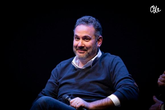 Et si le petit texto rassurant ne part pas ? Alerte générale, le protocole de crise s'active. "Si je n'envoie pas le message, ce qui signifie que je me suis rendormi par hasard, dans ce cas-là, elle m'appelle. Tout ça est assez codifié", explique-t-il.

Bruce Toussaint participe à la table ronde « Écrire à visage découvert » à l'amphithéâtre Opéra, lors de la 22e édition du festival Quais du Polar à Lyon le 03/04/2026. © Sandrine Thesillat/Psnewz/Bestimage