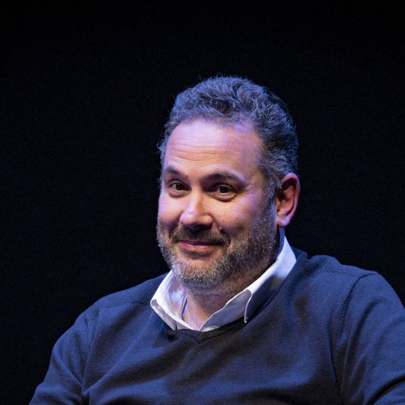 Et si le petit texto rassurant ne part pas ? Alerte générale, le protocole de crise s'active. "Si je n'envoie pas le message, ce qui signifie que je me suis rendormi par hasard, dans ce cas-là, elle m'appelle. Tout ça est assez codifié", explique-t-il.

Bruce Toussaint participe à la table ronde « Écrire à visage découvert » à l'amphithéâtre Opéra, lors de la 22e édition du festival Quais du Polar à Lyon le 03/04/2026. © Sandrine Thesillat/Psnewz/Bestimage