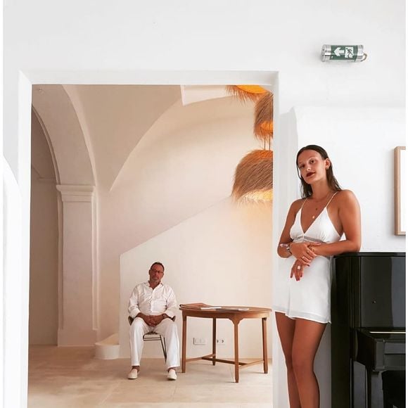 De cette union est née une jeune femme très discrète, évoluant loin des plateaux de cinéma.

Serena Moreno, la fille de Jean Reno ©Instagram