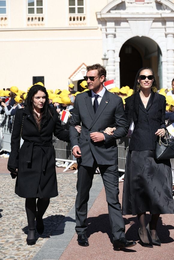 Camille Gottlieb, Pierre Casiraghi et Beatrice Borromeo lors d'une cérémonie de bienvenue pour la visite du Pape Léon XIV le 28 mars 2026 à Monaco. Photo par Jean-Charles Vinaj/ABACAPRESS.COM