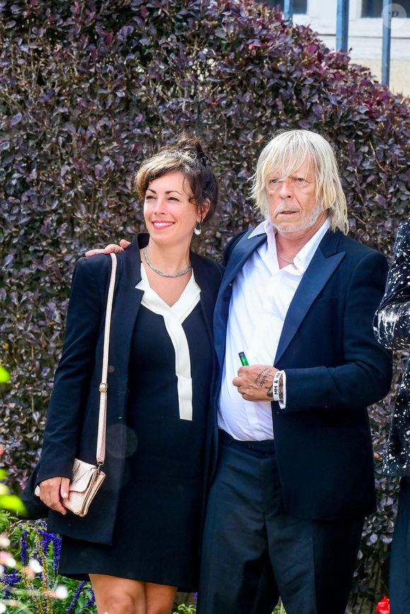 Le chanteur Renaud (Renaud Séchan) et sa compagne Cerise (de son vrai prénom Christine) - Mariage d'Hugues Aufray et de Murielle Mégevand à la mairie de Marly-Le Roy, France, le 2 septembre 2023.

Photo : Agence / Bestimage