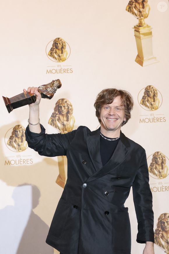 Sa programmation cette année est d'ailleurs prestigieuse avec des personnalités comme Alex Lutz, Marie-Claude Pietragalla ou encore le chanteur Bernard Lavilliers.

Alex Lutz (Molière de l'Humour pour "Sexe, Grog et Rocking Chair" ) - Photocall des lauréats de la 37ème Nuit des Molières aux Folies Bergère à Paris le 4 mai 2026.

© Jack Tribeca / Bestimage