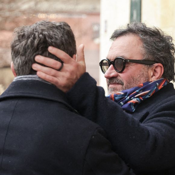 Laurent Mariotte et des invités assistant à la cérémonie d'enterrement de Jean-Luc Petitrenaud à l'église Saint-Pierre du Gros Caillou dans le 7e arrondissement de Paris, France, le 17 janvier 2025. Jean-Luc Petitrenaud, critique gastronomique et personnalité de la télévision française, est décédé le 10 janvier à l'âge de 74 ans. Photo par Nasser Berzane/ABACAPRESS.COM