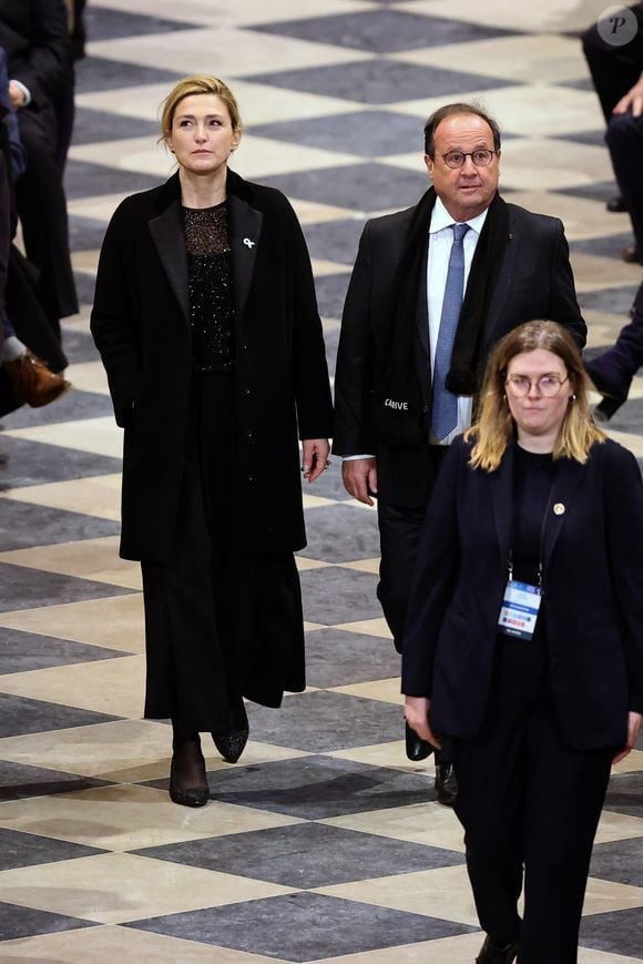 Julie Gayet et son mari François Hollande - Cérémonie de réouverture de la cathédrale Notre-Dame de Paris, le 7 décembre 2024. Joyau de l’art gothique, lieu de culte et de culture, symbole universel de la France et de son histoire, la cathédrale de Notre-Dame de Paris rouvre ses portes les 7 et 8 décembre, cinq ans après le terrible incendie qui l’avait ravagée le 15 avril 2019. 
© Dominique Jacovides / Bestimage