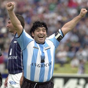 Diego Armando Maradona - Córdoba (Argentine), 12 novembre 2000. Le footballeur célèbre, bras levés, après un but marqué lors d’un match amical disputé au stade olympique.
Crédit : EFE/Infosic/La Voz del Interior/ABACAPRESS.COM