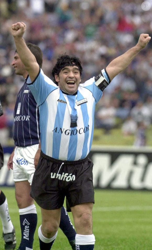 Diego Armando Maradona - Córdoba (Argentine), 12 novembre 2000. Le footballeur célèbre, bras levés, après un but marqué lors d’un match amical disputé au stade olympique.
Crédit : EFE/Infosic/La Voz del Interior/ABACAPRESS.COM