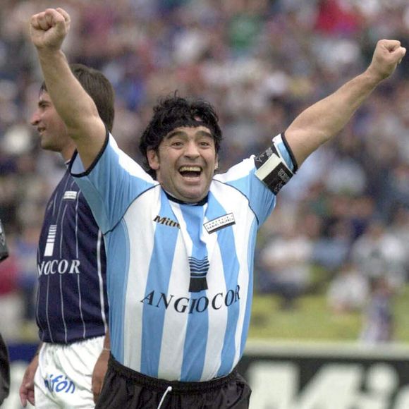 Diego Armando Maradona - Córdoba (Argentine), 12 novembre 2000. Le footballeur célèbre, bras levés, après un but marqué lors d’un match amical disputé au stade olympique.
Crédit : EFE/Infosic/La Voz del Interior/ABACAPRESS.COM