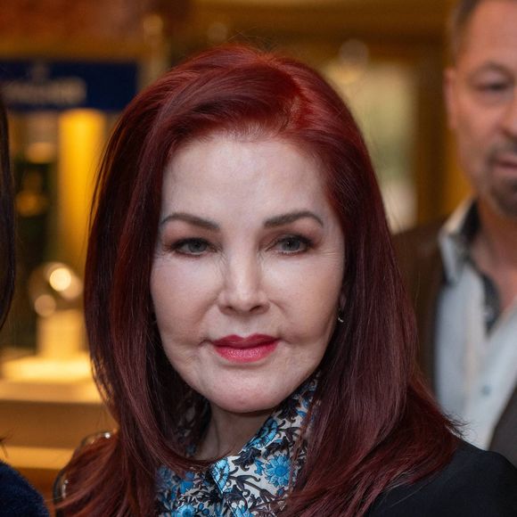 Après une bataille juridique, Priscilla trouvait un accord avec ses petites-filles

Priscilla Presley visite la cathédrale Saint-Étienne et bénéficie d'une visite guidée exclusive par le prêtre de la cathédrale Toni Faber à Vienne, Autriche, le 6 février 2024. Priscilla Presley rejoindra Richard Lugner au bal de l'Opéra de Vienne cette année. Photo by Andreas Tischler/Apa/ABACAPRESS.COM