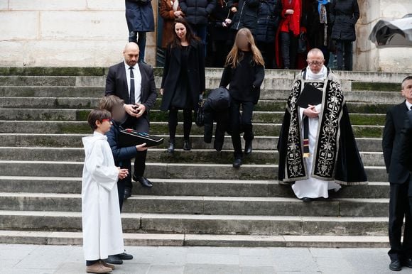 Isabelle Le Nouvel (veuve du défunt), Henrik (fils du défunt) et Emma (fille du défunt) - Sorties des obsèques de Niels Arestrup à l'Église Saint-Roch à Paris. Le 10 décembre 2024
© Christophe Clovis / Bestimage