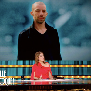 Léa Salamé surprend Nicoletta avec une photo rare de son fils Alexandre dans "Quelle époque !" sur France 2 le 20 avril 2024 - capture d'écran France Télévisions