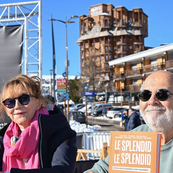 Marie-Anne Chazel et Gérard Jugnot lors de la séance de dédicaces organisée pour le lancement du livre 'Le Splendid par le Splendid, Nous nous sommes tant marrés !' lors du 28ème Festival du Film de Comédie à L'Alpe d'Huez, France, le 14 janvier 2025. Photo par Mireille Ampilhac/ABACAPRESS.COM