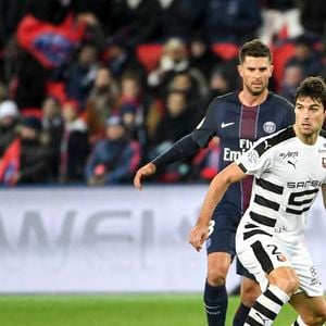 Karine Ferri encourage son compagnon Yoann Gourcuff lors du match PSG-Rennes au Parc des Princes à Paris le 6 novembre 2016. 

© Pierre Perusseau/Bestimage