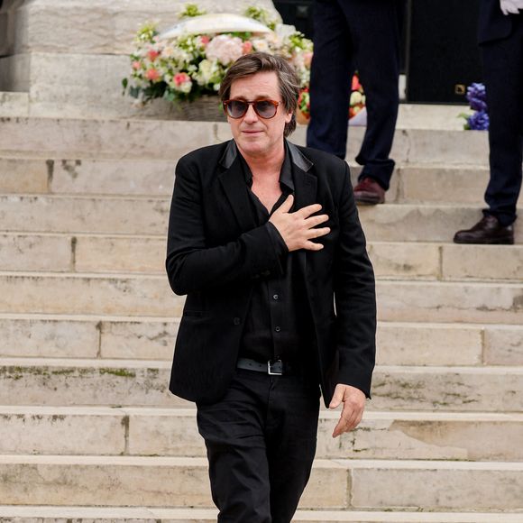 Thomas Dutronc, la main sur le coeur en guise de remerciement envers la foule d'admirateurs venue nombreuse pour rendre un dernier hommage à sa mère - Sortie des obsèques de l'auteure-compositrice-interprète et actrice française Françoise Hardy au crématorium du cimetière du Père-Lachaise à Paris, France, le 20 juin 2024. © Jacovides-Moreau/Bestimage