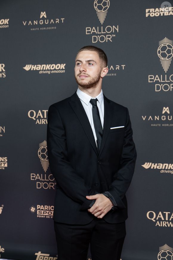 L’ancien candidat de "Danse avec les stars" a également partagé une vidéo sur ses réseaux sociaux dans laquelle il exprime sa joie de participer à cette compétition.

Michou au photocall de la 69ème cérémonie du Ballon D'Or 2025 au théâtre du Châtelet à Paris, France, le 22 septembre 2025. © Cyril Moreau/Bestimage